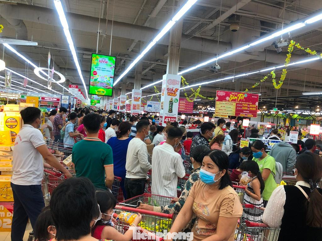 Trong khi đó, siêu thị liên tục phát loa nhắc nhở người dân tự giữ tài sản do siêu thị quá đông. &quot;Gần 22 giờ tôi vào siêu thị với suy nghĩ lúc này khách đã vắng, mình dễ dàng mua sắm hơn. Tuy nhiên khi thấy cảnh chen chúc thanh toán đơn hàng này, tôi quyết định bỏ cuộc, không dám vào chọn hàng&quot; - bạn Thanh Hoa (ngụ quận 3) bày tỏ.
