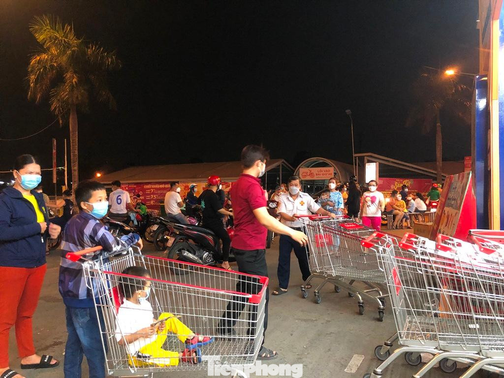 Nhân viên siêu thị làm việc liên tục để phục vụ khách.