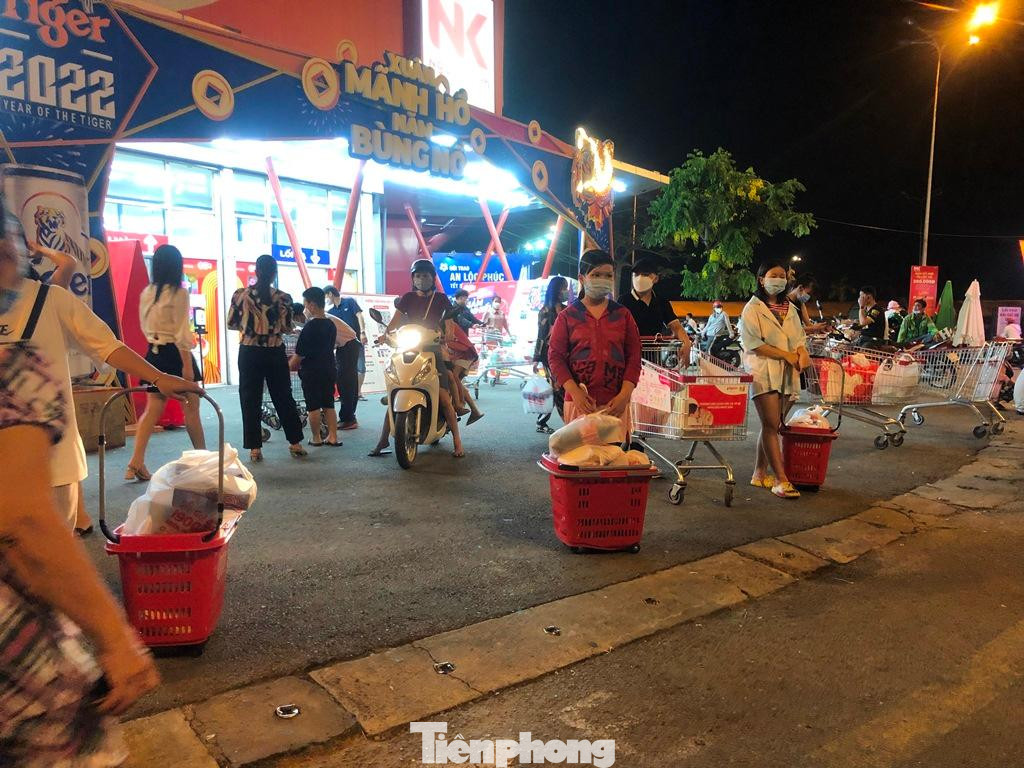 Những người may mắn đã mua được hàng. &quot;Tôi đi siêu thị từ 19 giờ đến hơn 23 giờ mới xong. Trung bình khách đều chờ khoảng hơn 1 giờ ở khu vực thanh toán. Theo tôi, siêu thị mở bán xuyên Tết nên mọi người có thể linh động mua, không nhất thiết phải chen chúc mua lúc này nếu không thực sự cần thiết&quot; - chị Nhã Nhi (ngụ quận Bình Thạnh) chia sẻ.