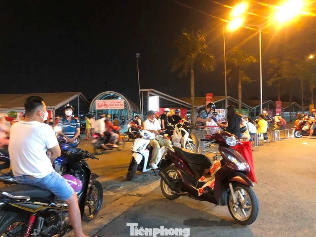 Người nhà chờ đợi bên ngoài siêu thị.