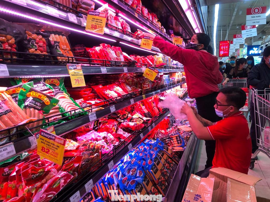 Nhân viên liên tục tiếp hàng lên quầy kệ để không đứt hàng, khách thoải mái lựa chọn.