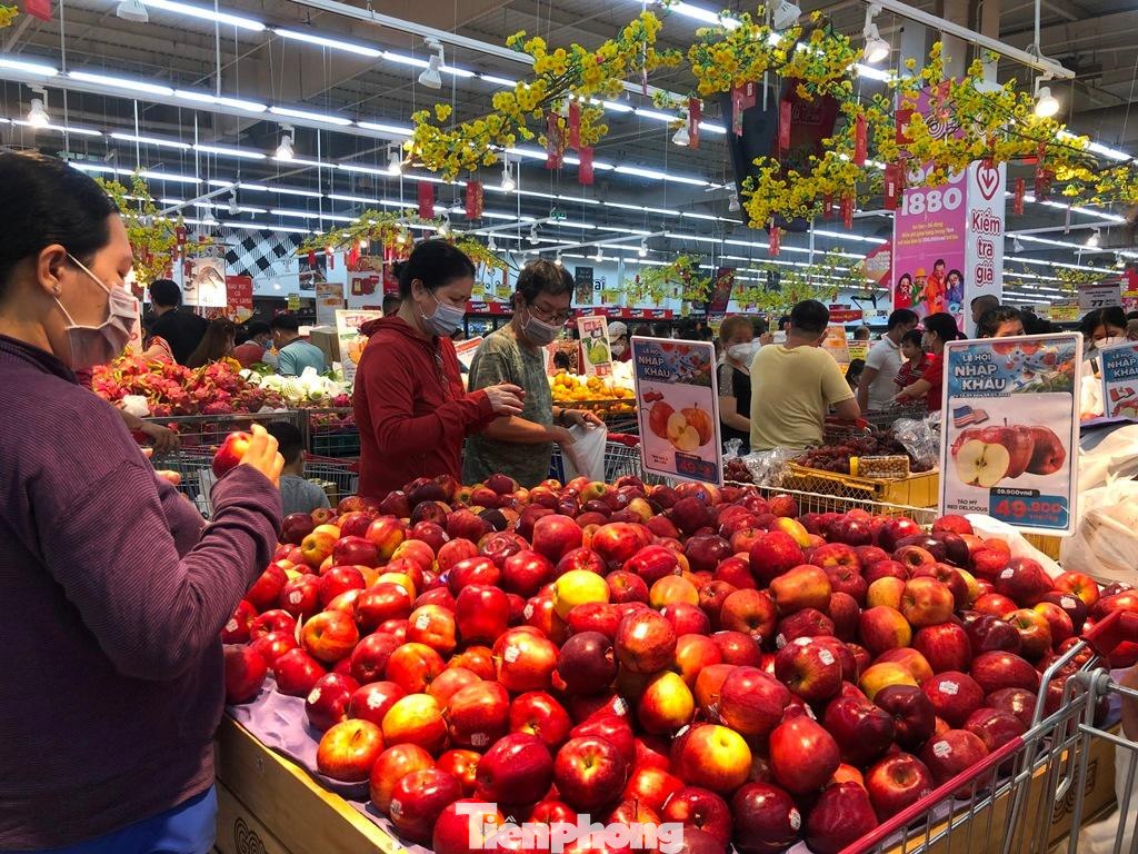 Hàng nội, ngoại đều áp dụng khuyến mãi để kích cầu mua sắm