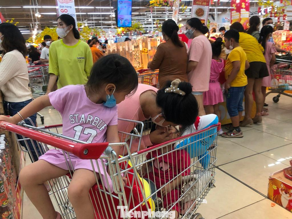 Đưa các con vừa đi siêu thị chơi vừa mua sắm. Các bé đeo khẩu trang đầy đủ để phòng dịch.