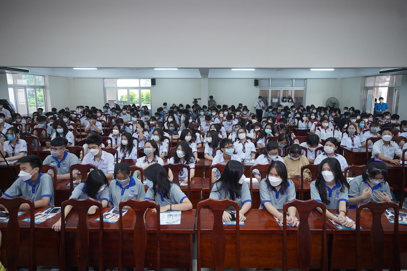 Hội trường trường THPT Nguyễn Hữu Thọ thu hút rất đông học sinh tham gia tọa đàm Hội trường trường THPT Nguyễn Hữu Thọ thu hút rất đông học sinh tham gia tọa đàm