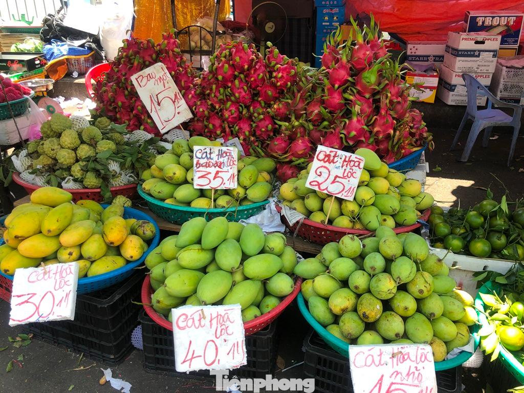 Trái cây chất đống ê hề nhưng vắng khách mua.