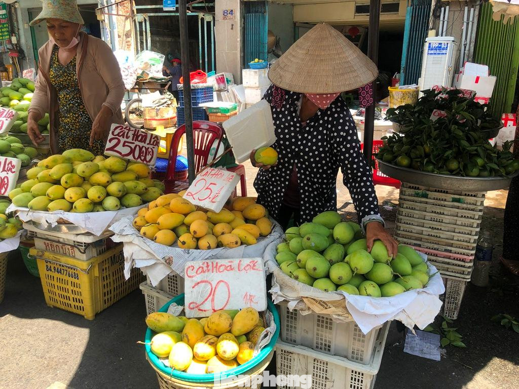 Xoài cát Hòa Lộc đầu mùa có thời điểm trên 100.000 đồng/kg, nhưng nay chỉ còn 20.000 đồng. Giữa trưa nắng, tiểu thương kinh doanh trái cây càng thêm lo lắng vì nếu không bán hết hàng sớm, trái chín rục càng thêm khó bán. &quot;Năm nay trái cây nhiều, giá rẻ nhưng sức mua ì ạch nên tôi không đặt hàng như trước mà hết tới đâu nhập thêm tới đó. Các loại quýt, cam giải nhiệt mùa hè cũng bán chậm từ sau dịch bệnh đến nay&quot; - tiểu thương kinh doanh trái cây ở quận 5 nói.