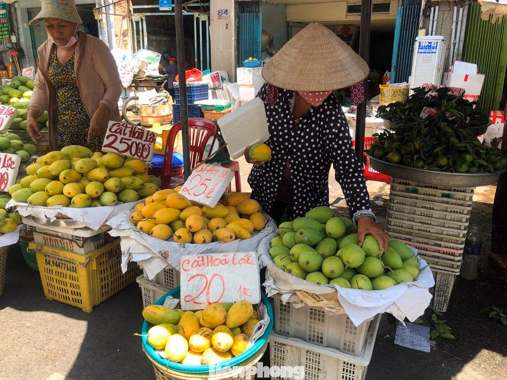 Xoài cát Hòa Lộc đầu mùa có thời điểm trên 100.000 đồng/kg, nhưng nay chỉ còn 20.000 đồng. Giữa trưa nắng, tiểu thương kinh doanh trái cây càng thêm lo lắng vì nếu không bán hết hàng sớm, trái chín rục càng thêm khó bán. "Năm nay trái cây nhiều, giá rẻ nhưng sức mua ì ạch nên tôi không đặt hàng như trước mà hết tới đâu nhập thêm tới đó. Các loại quýt, cam giải nhiệt mùa hè cũng bán chậm từ sau dịch bệnh đến nay" - tiểu thương kinh doanh trái cây ở quận 5 nói.