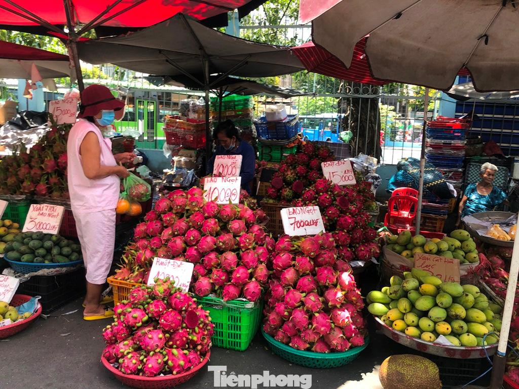 Thanh long ruột đỏ trái to, cánh tươi có giá chỉ từ 7.000-10.000 đồng/kg; dưa hấu 10.000 đồng/kg, có lúc giảm còn 7.000 đồng/kg. &quot;Trái cây đầu vụ nhưng giá rất rẻ, tuy nhiên lại vắng khách mua&quot; - bà Thu (bán trái cây trên đường An Dương Vương, quận 8) buồn buồn nói.