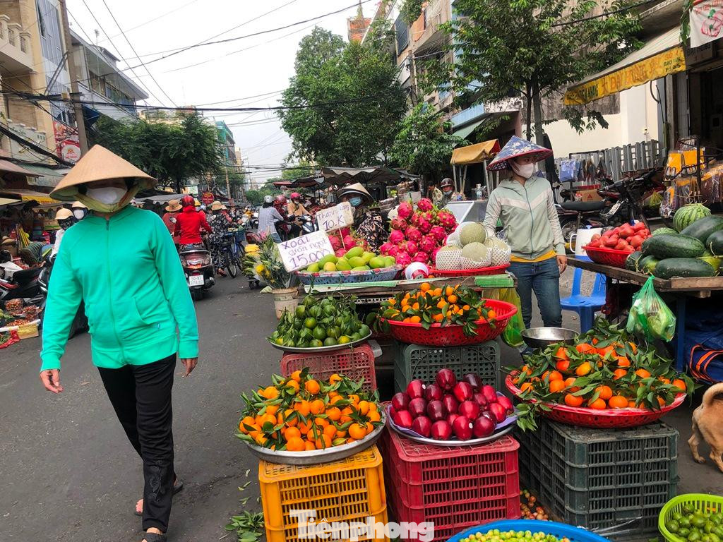 Dù trái cây được niêm yết giá rất rẻ nhưng lại vắng khách mua.