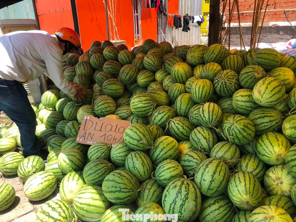 Dưa hấu giải nhiệt chất đống tại nhiều tuyến đường như Võ Văn Kiệt, Phạm Văn Đồng, Kinh Dương Vương...