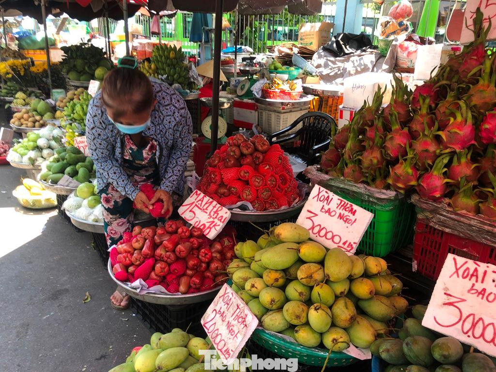Trưa 12/4, ghi nhận tại nhiều khu vực gần các chợ lẻ như Hòa Bình (quận 5), Bà Chiểu (quận Bình Thạnh), Bình Thới... tiểu thương bày bán các loại trái cây ngay sát vỉa hè chào mời khách mua. Tại một khu chợ bên cạnh Bến xe Chợ Lớn (quận 6), bà Tâm sắp xếp lại mẹt trái cây, nói: &quot;Vừa vào hè nhưng nhiều loại trái cây đầu mùa có giá rẻ bèo, như xoài cát ngọt chỉ có giá từ 20.000 đồng/kg; cam 15.000 đồng/kg. Trong khi những năm trước đều có giá gấp đôi. Nguyên nhân là nhiều nhà vườn không thể xuất khẩu khiến trái cây ùn ứ, giá giảm&quot;.
