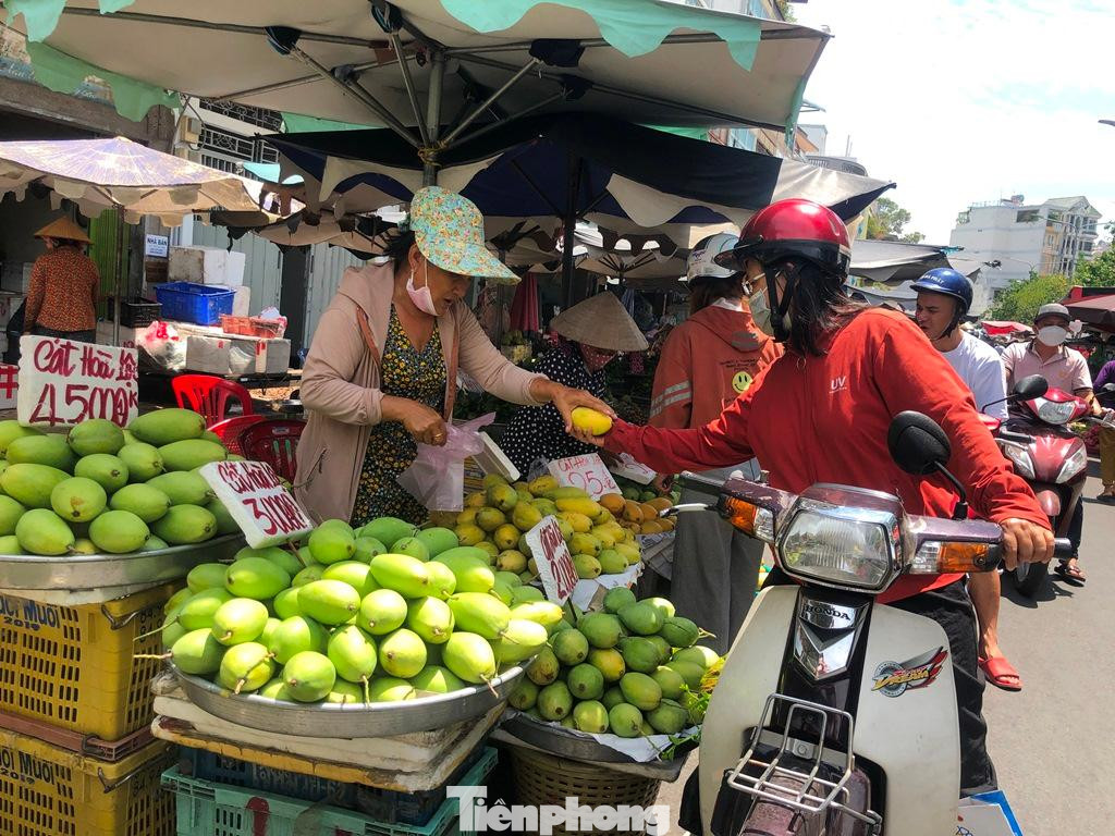 &quot;Tôi thích ăn trái cây trong nước vì vị đậm đà, đồng thời ủng hộ nông dân. Bình thường tôi sẽ chờ trái cây vào chính vụ để mua với giá rẻ hơn, nhưng năm nay thì thưởng thức ngay từ đầu vụ nhiều loại đặc sản như xoài cát Hòa Lộc, mận, thanh long... mà không cần suy nghĩ về giá&quot; - chị Thu Trang (ngụ quận 10) bộc bạch.