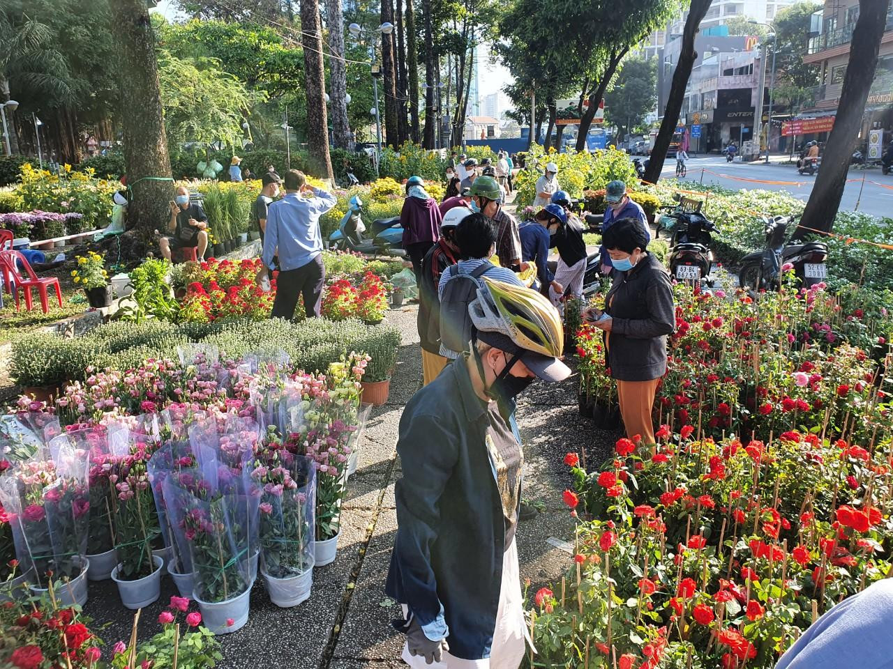 Trong khi đó, khu vực chợ hoa 23/9, các loại hoa nhỏ như hồng, cúc, mồng gà... có giá tầm 30.000-50.000 đồng/chậu đã hết hàng sớm. "Năm nay tôi đem đến khoảng 500 chậu hoa nhỏ với giá mềm, giảm giá sớm để khách chọn mua nên hiện nay đã không còn hoa để bán" - ông Bảo (ngụ tỉnh Đồng Tháp) có gần 10 năm bán hoa Tết tại TPHCM tâm sự.