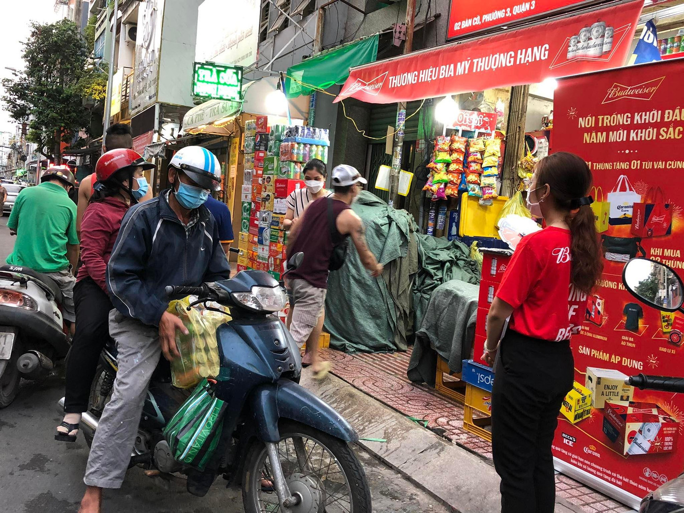 Các hãng bia cử nhân viên ra tận vỉa hè tiếp thị sản phẩm đến khách hàng Các hãng bia cử nhân viên ra tận vỉa hè tiếp thị sản phẩm đến khách hàng