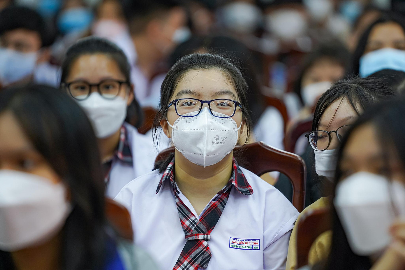 Các bạn chăm chú lắng nghe ý kiến từ các chuyên gia Các bạn chăm chú lắng nghe ý kiến từ các chuyên gia