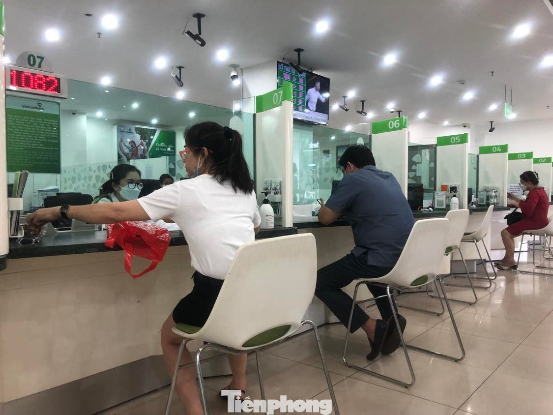 Khách hàng giao dịch tại Ngân hàng Vietcombank Khách hàng giao dịch tại Ngân hàng Vietcombank