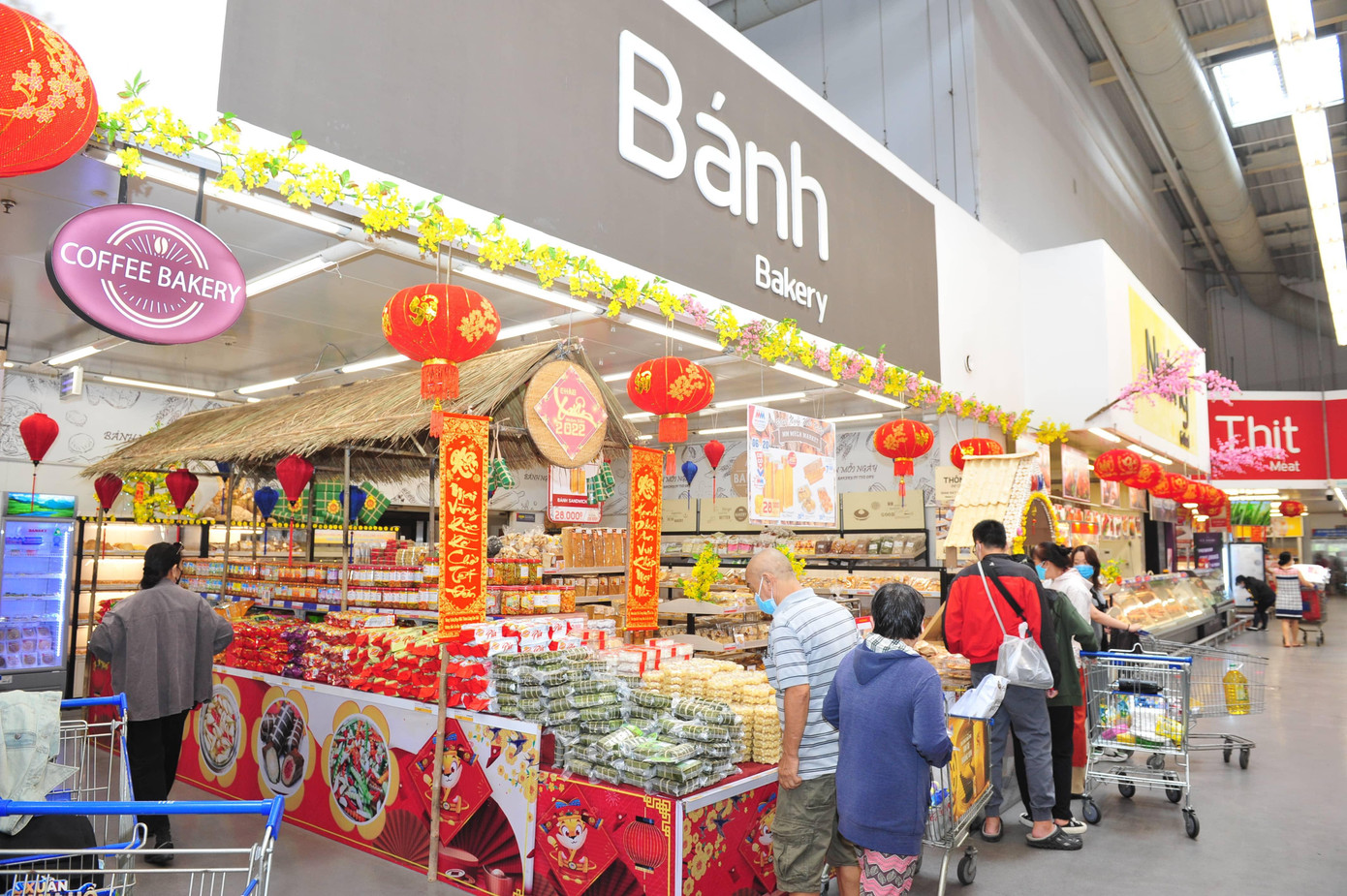 Đặc sản Tết như bánh chưng, giò thủ, lạp xưởng... đã được bày lên quầy kệ