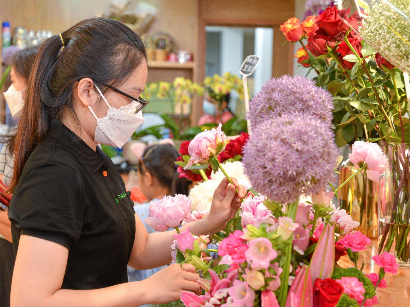 Ngoài hoa tươi được trang trí, hoa trồng trong chậu làm quà tặng cũng là một trong những lựa chọn theo xu thế mới. Ưu điểm của hoa chậu là thời gian chơi lâu hơn, giá "mềm" 200.000 đồng/chậu. Ngoài hoa tươi được trang trí, hoa trồng trong chậu làm quà tặng cũng là một trong những lựa chọn theo xu thế mới. Ưu điểm của hoa chậu là thời gian chơi lâu hơn, giá "mềm" 200.000 đồng/chậu.