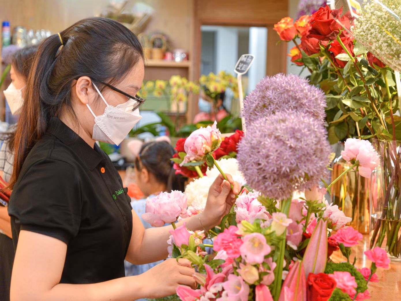 Ngoài hoa tươi được trang trí, hoa trồng trong chậu làm quà tặng cũng là một trong những lựa chọn theo xu thế mới. Ưu điểm của hoa chậu là thời gian chơi lâu hơn, giá "mềm" 200.000 đồng/chậu.