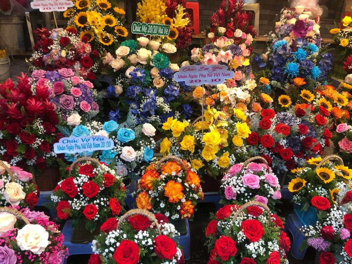 Bà Thu Tâm, kinh doanh hoa tại chợ hoa Đầm Sen cho biết, chiều hôm qua đã nhập về 500 cành hồng Đà Lạt, ngoài ra còn có hoa rubi, hướng dương…"Chúng tôi cũng đã nhận được nhiều đơn hàng từ doanh nghiệp để tặng nhân viên; ngoài ra khách lẻ cũng tăng nhanh. Kỳ vọng sức mua năm nay sẽ khả quan hơn thời gian vừa qua” – bà Tâm nói. . Bà Thu Tâm, kinh doanh hoa tại chợ hoa Đầm Sen cho biết, chiều hôm qua đã nhập về 500 cành hồng Đà Lạt, ngoài ra còn có hoa rubi, hướng dương…"Chúng tôi cũng đã nhận được nhiều đơn hàng từ doanh nghiệp để tặng nhân viên; ngoài ra khách lẻ cũng tăng nhanh. Kỳ vọng sức mua năm nay sẽ khả quan hơn thời gian vừa qua” – bà Tâm nói. .