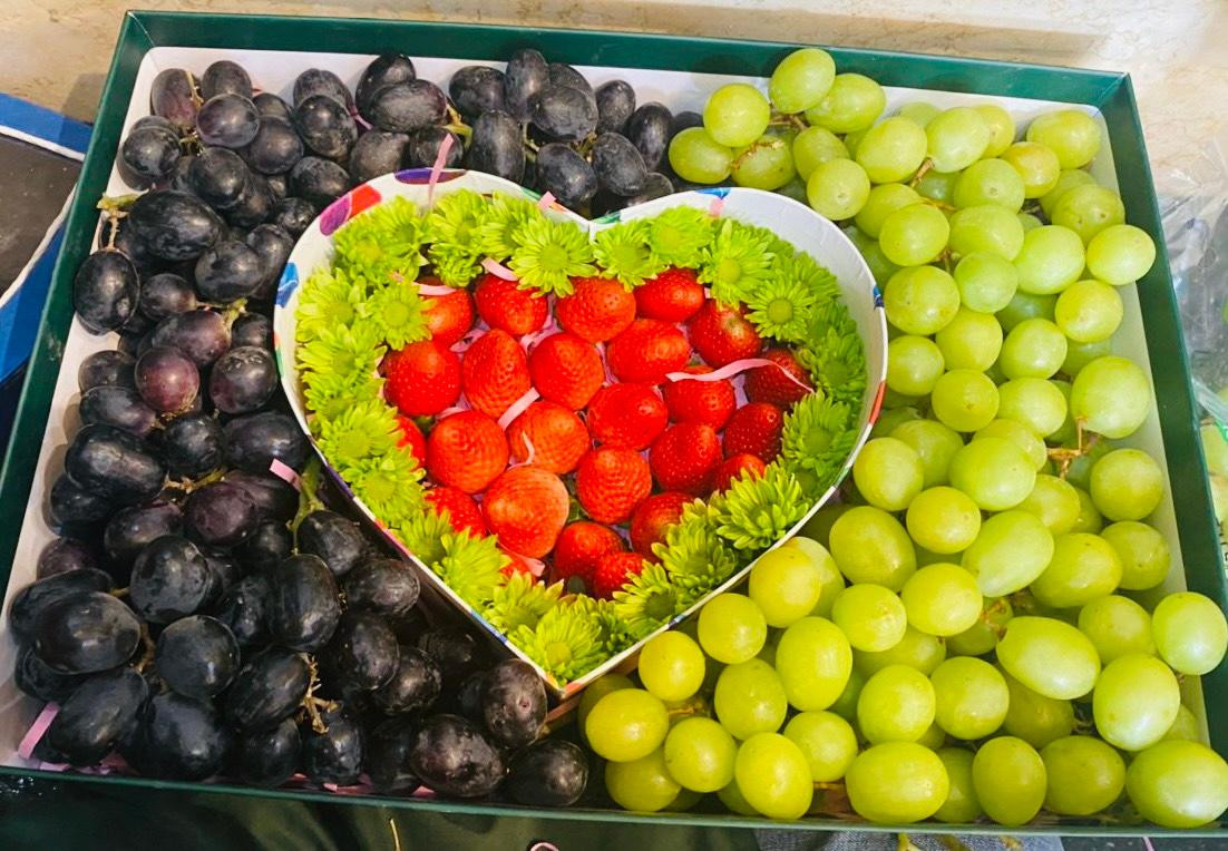 Cùng với hoa tươi, dịp 20/10 năm nay còn có nhiều loại "hoa ăn được", đó là những giỏ, hộp trái cây tươi trang trí bắt mắt. Đại diện Công ty Grove Fresh cho biết, hộp quà trái cây làm quà tặng dịp 20/10 đang có sức mua tăng 30% so với cùng kỳ. Trái cây đã số hàng nhập khẩu và được trồng theo tiêu chuẩn organic, không chỉ là món quà đẹp mắt mà còn giúp chị em tăng cường sức khỏe… Cùng với hoa tươi, dịp 20/10 năm nay còn có nhiều loại "hoa ăn được", đó là những giỏ, hộp trái cây tươi trang trí bắt mắt. Đại diện Công ty Grove Fresh cho biết, hộp quà trái cây làm quà tặng dịp 20/10 đang có sức mua tăng 30% so với cùng kỳ. Trái cây đã số hàng nhập khẩu và được trồng theo tiêu chuẩn organic, không chỉ là món quà đẹp mắt mà còn giúp chị em tăng cường sức khỏe…