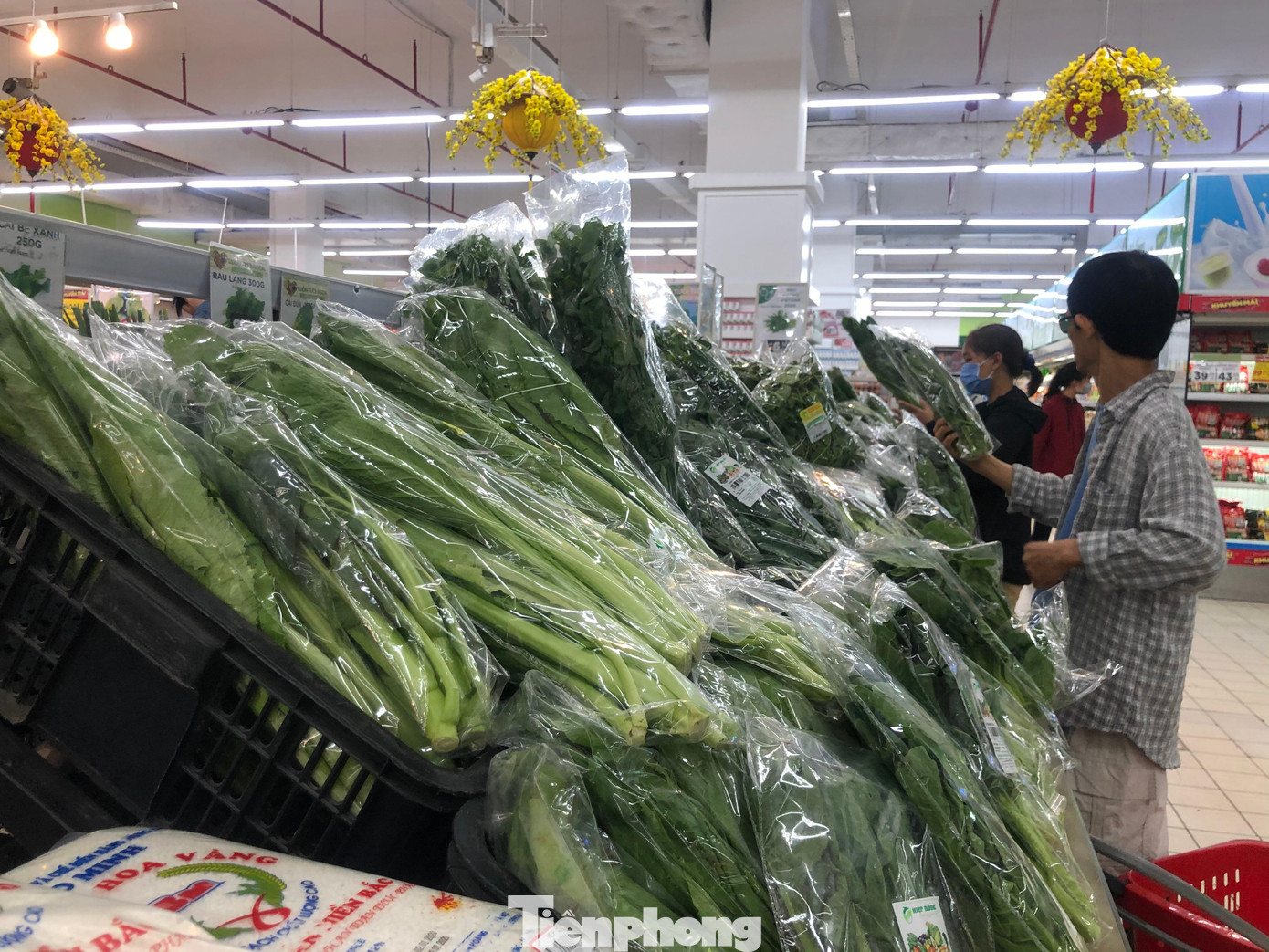 Người tiêu dùng mua rau tại siêu thị (Ảnh minh họa).