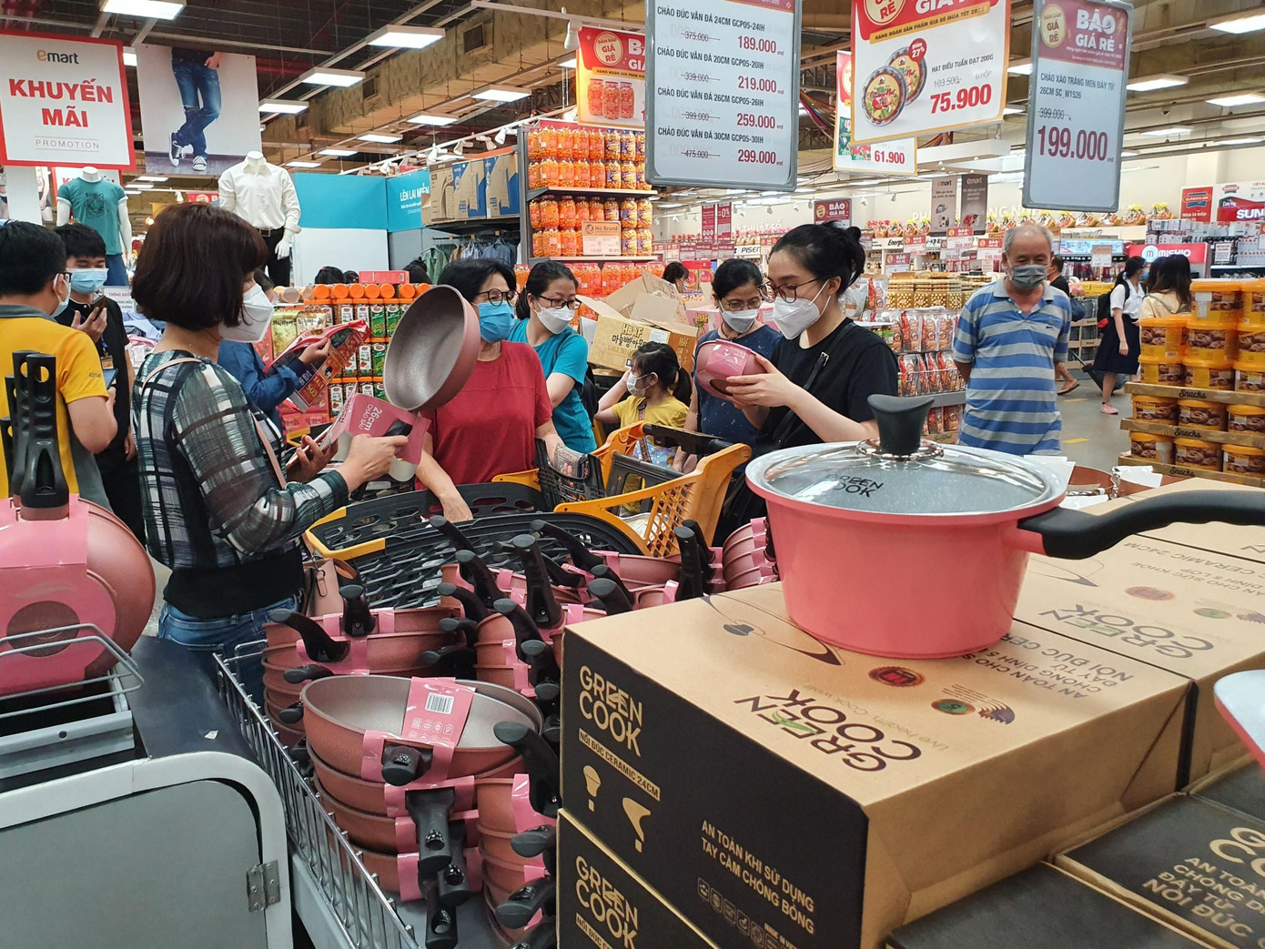 Trong khi đó, nhiều siêu thị, trung tâm thương mại lại khá sôi động do có nhiều chương trình khuyến mãi, giảm giá nhằm kích cầu sức mua. Trong khi đó, nhiều siêu thị, trung tâm thương mại lại khá sôi động do có nhiều chương trình khuyến mãi, giảm giá nhằm kích cầu sức mua.