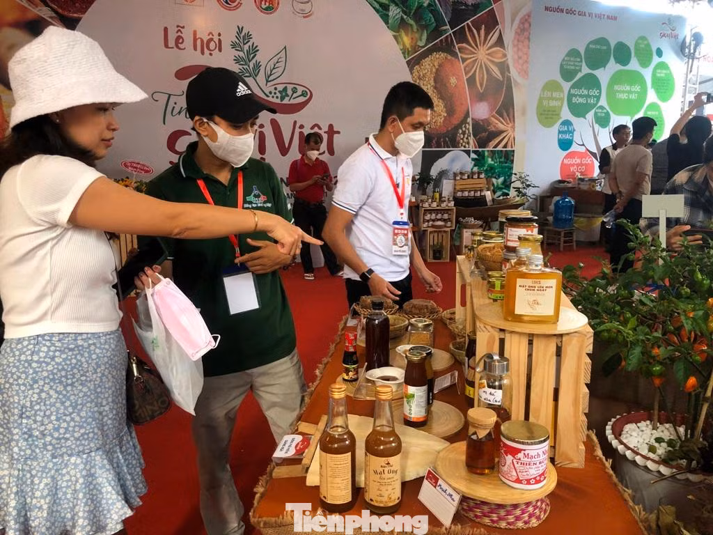 Theo các chuyên gia thị trường, gia vị Việt có nhiều tiềm năng khi xuất khẩu sang những thị trường khó tính. Đơn cử chỉ với thị trường Saudi Arabia, theo thống kê, kim ngạch xuất khẩu Việt Nam sang đây năm 2020 đạt 460 triệu USD. Riêng 7 tháng năm 2021 đạt 225 triệu USD. Trong đó, các loại gia vị, hạt tiêu đến từ Việt Nam có kim ngạch khoảng 10 triệu USD/năm. Theo các chuyên gia thị trường, gia vị Việt có nhiều tiềm năng khi xuất khẩu sang những thị trường khó tính. Đơn cử chỉ với thị trường Saudi Arabia, theo thống kê, kim ngạch xuất khẩu Việt Nam sang đây năm 2020 đạt 460 triệu USD. Riêng 7 tháng năm 2021 đạt 225 triệu USD. Trong đó, các loại gia vị, hạt tiêu đến từ Việt Nam có kim ngạch khoảng 10 triệu USD/năm.