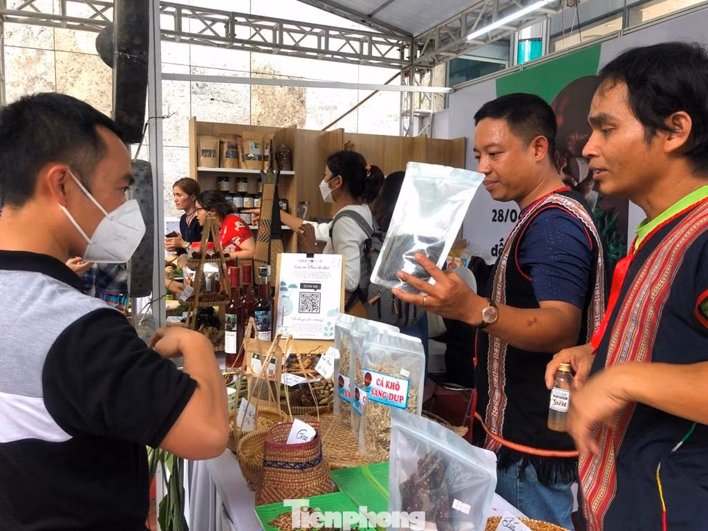 Ông Lê Huỳnh Minh Tú, Phó giám đốc Sở Công thương TPHCM cho biết, ngành gia vị ngày càng được nhiều doanh nghiệp chế biến chuyên nghiệp, không chỉ phục vụ người tiêu dùng trong nước mà còn xuất khẩu. "Sở Công thương TP sẽ cùng các nhà sản xuất kinh doanh thảo luận để có những hỗ trợ cần thiết để ngành gia vị Việt phát triển hơn trong thời gian tới" - ông Tú nói. Ông Lê Huỳnh Minh Tú, Phó giám đốc Sở Công thương TPHCM cho biết, ngành gia vị ngày càng được nhiều doanh nghiệp chế biến chuyên nghiệp, không chỉ phục vụ người tiêu dùng trong nước mà còn xuất khẩu. "Sở Công thương TP sẽ cùng các nhà sản xuất kinh doanh thảo luận để có những hỗ trợ cần thiết để ngành gia vị Việt phát triển hơn trong thời gian tới" - ông Tú nói.