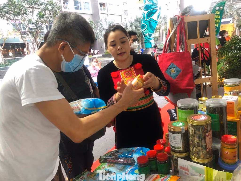 Lễ hội Tinh hoa gia vị Việt sẽ kéo dài đến ngày 1/5, hứa hẹn trở thành một điểm tham quan, mua sắm hấp dẫn đối với du khách đến thành phố trong dịp lễ 30/4 sắp tới. Lễ hội Tinh hoa gia vị Việt sẽ kéo dài đến ngày 1/5, hứa hẹn trở thành một điểm tham quan, mua sắm hấp dẫn đối với du khách đến thành phố trong dịp lễ 30/4 sắp tới.