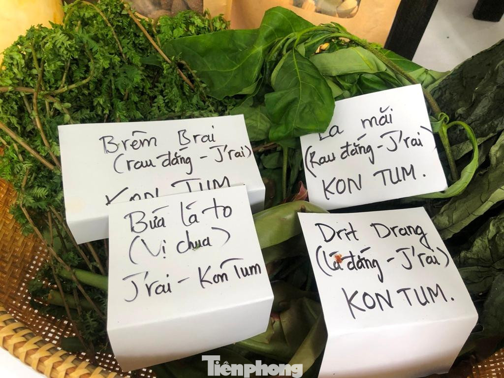 Nhiều loại gia vị có tên lạ như bứa lá to có vị chua, đọt buông, Drit Drang, mắc khén, hạt dổi... được phơi khô và bán với giá từ 45.000 đồng/gói (tùy loại). Khách ngoài tham quan còn được dùng thử sản phẩm ngay tại lễ hội.