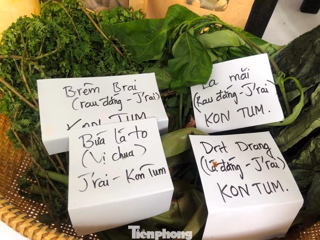Nhiều loại gia vị có tên lạ như bứa lá to có vị chua, đọt buông, Drit Drang, mắc khén, hạt dổi... được phơi khô và bán với giá từ 45.000 đồng/gói (tùy loại). Khách ngoài tham quan còn được dùng thử sản phẩm ngay tại lễ hội. Nhiều loại gia vị có tên lạ như bứa lá to có vị chua, đọt buông, Drit Drang, mắc khén, hạt dổi... được phơi khô và bán với giá từ 45.000 đồng/gói (tùy loại). Khách ngoài tham quan còn được dùng thử sản phẩm ngay tại lễ hội.