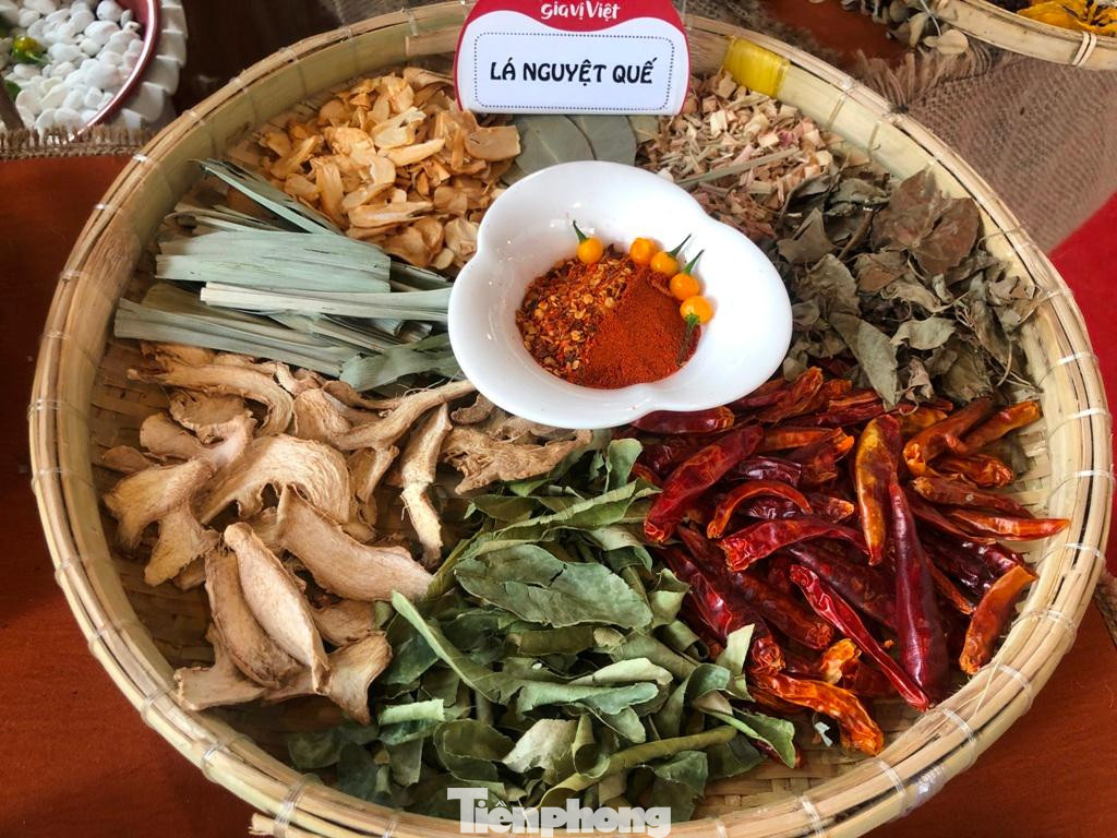 Nhiều loại gia vị quen mà lạ được trình bày bắt mắt.
