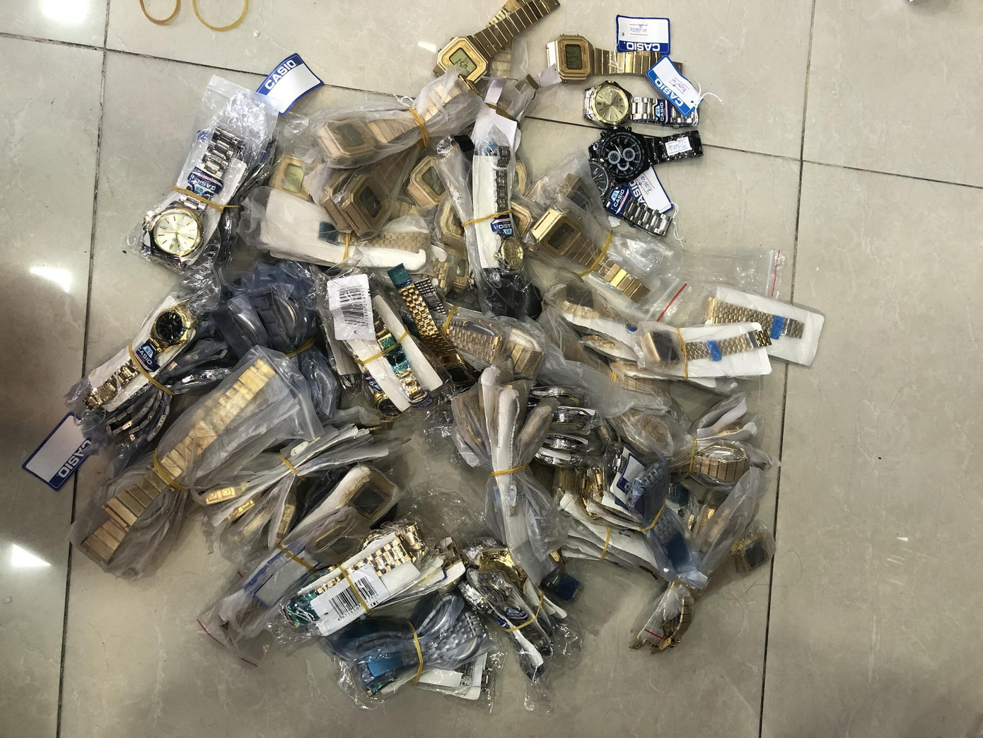 Đồng hồ có dấu hiệu giả mạo các nhãn hiệu nổi tiếng bị thu giữ