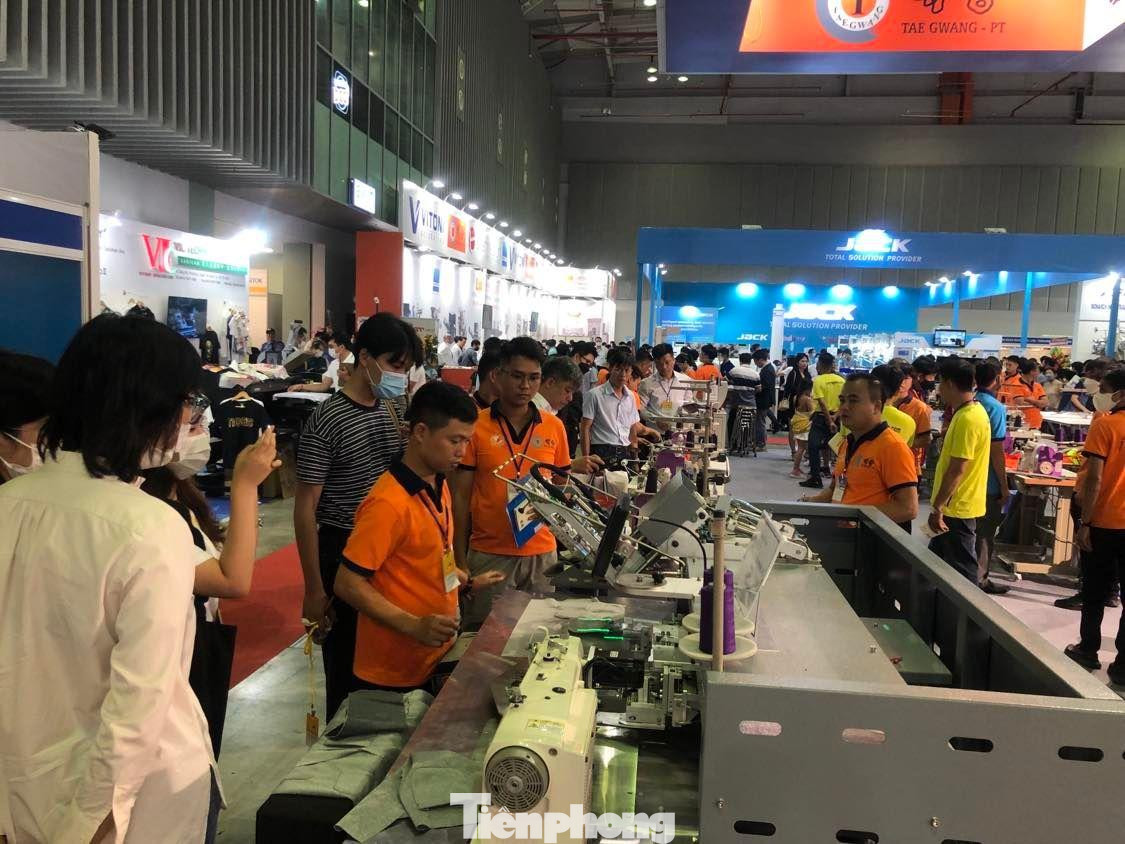 Máy móc hiện đại được giới thiệu tại triển lãm ngành dệt may