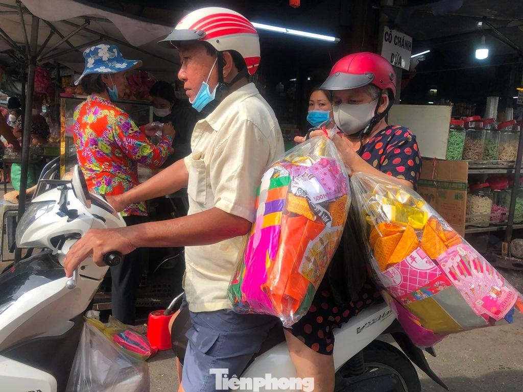 “Khu chợ này lúc nào cũng tấp nập là do có cả khách mua sỉ và khách lẻ. Ở đây bán với giá khá mềm nên được nhiều người đến mua. Sau thời gian kinh doanh khó khăn do dịch bệnh, đến nay khách đến chợ đã nhộn nhịp trở lại” – chị Thương nhìn nhận.