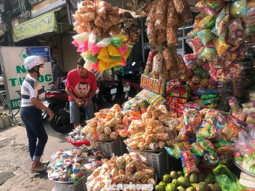 Các loại bánh cúng, bắp nổ... được treo đầy quầy sạp, giá từ 5.000 đồng/gói