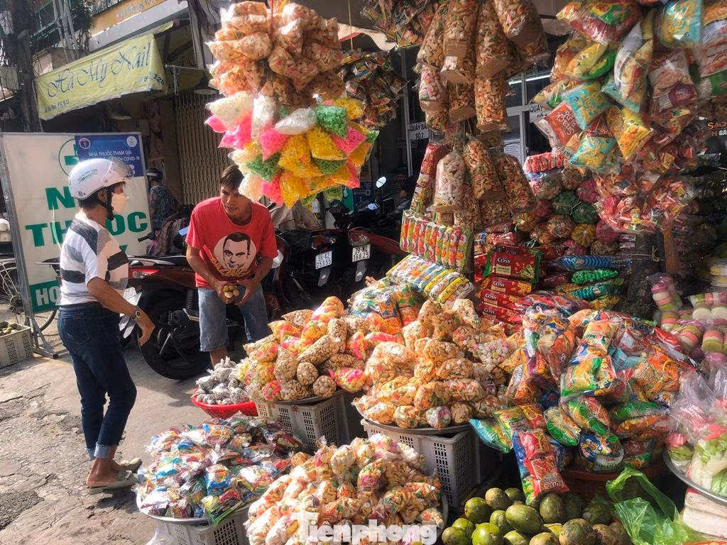 Các loại bánh cúng, bắp nổ... được treo đầy quầy sạp, giá từ 5.000 đồng/gói