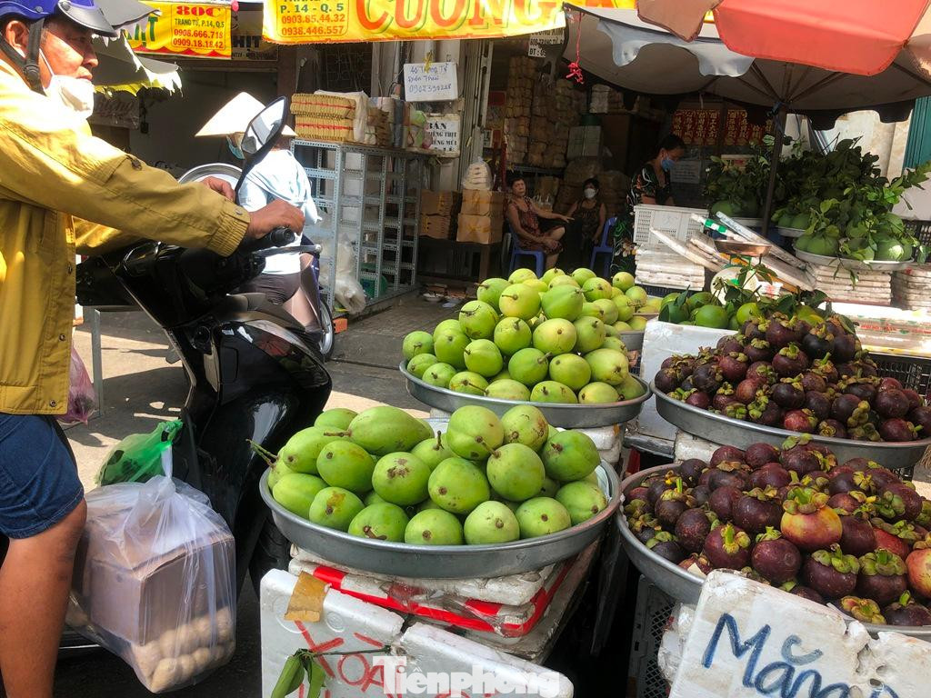 Nhiều loại trái cây có giá cao ngất ngưỡng như xoài cát Hòa Lộc 100.000 đồng/kg (tăng 10.000 đồng), mãng cầu 60.000 đồng/kg (tăng 10.000 đồng)… “Do cận ngày chợ cúng rằm tháng 7 nên sức mua nhiều loại trái cây tăng trung bình từ 5.000-10.000 đồng/kg” - đại diện chợ đầu mối nông sản Thủ Đức thông tin.