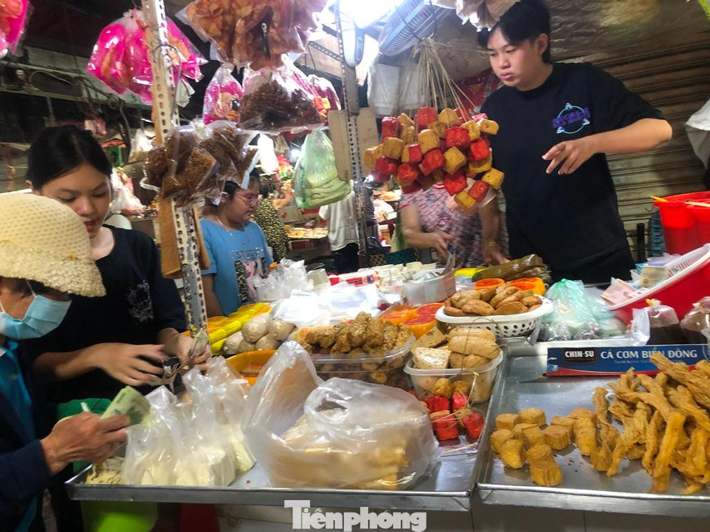 Rong biển, chà bông (heo, gà, bò, chà bông bí đỏ), khổ qua sấy, cơm cháy, cơm gạo lứt sấy… giá khoảng 30.000-70.000 đồng/gói (hũ) 150-200gram, một số sản phẩm khô được người tiêu dùng yêu thích như sườn non, gà lát, bong bóng cá, thịt bò, thịt dê… có giá trên dưới 30.000 đồng/100gram.
