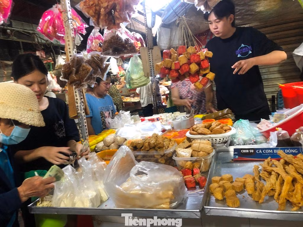 Rong biển, chà bông (heo, gà, bò, chà bông bí đỏ), khổ qua sấy, cơm cháy, cơm gạo lứt sấy… giá khoảng 30.000-70.000 đồng/gói (hũ) 150-200gram, một số sản phẩm khô được người tiêu dùng yêu thích như sườn non, gà lát, bong bóng cá, thịt bò, thịt dê… có giá trên dưới 30.000 đồng/100gram.