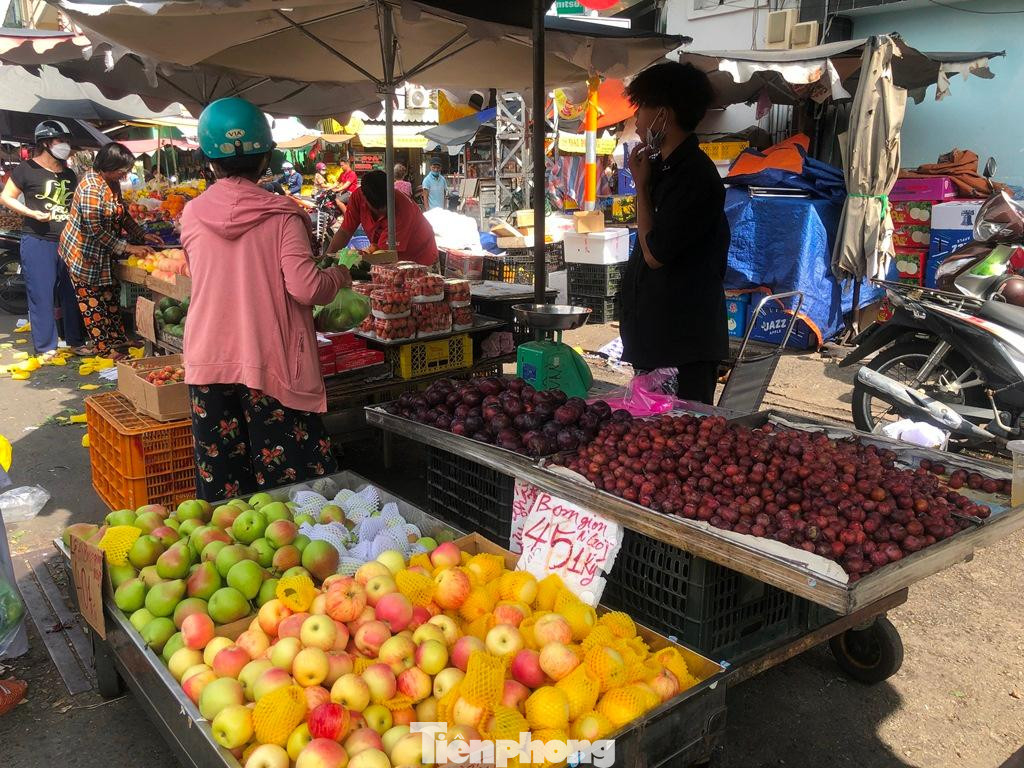 Ghi nhận tại nhiều chợ như Bà Chiểu, Thị Nghè (quận Bình Thạnh), Hồ Trọng Quý (quận 6), Hòa Bình (quận 5)… giá cả các mặt hàng trái cây, hoa cúng đều tăng từ 5.000-10.000 đồng. Như bưởi da xanh có cuống 50.000 đồng/kg, nhãn xuồng 50.000 đồng/kg, nho từ 70.000 đồng/kg, xoài cát Hòa Lộc từ 120.000 đồng/kg…