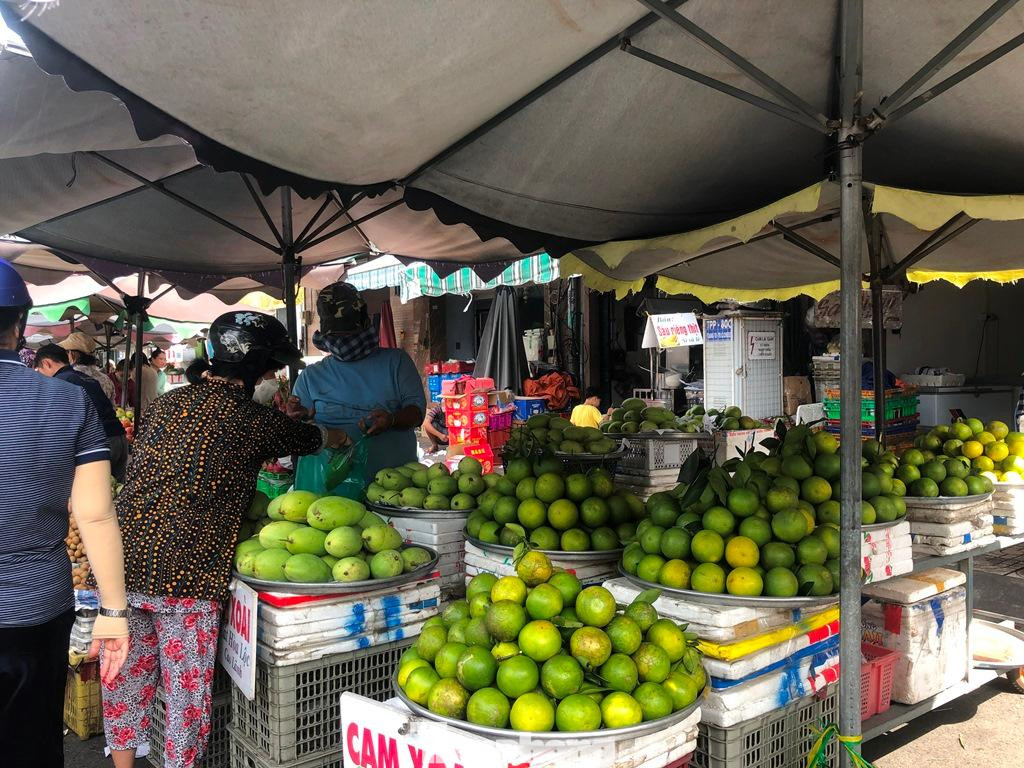 Vun lại mẹt xoài cát Hòa Lộc đã vơi đi hơn một nửa, bà Thu (tiểu thương ngành hàng trái cây chợ Phú Lâm, quận 6) hồ hởi: “Từ sáng sớm chợ đã tấp nập cảnh bán mua. Hôm nay tôi nhập về gần cả tạ trái cây gồm xoài, thanh long, chôm chôm, nhãn… để phục vụ cho 2 ngày rằm là 14-15. Tuy nhiên hiện nay nay đã bán hơn phân nửa. Có thể ngày mai (15/7 âm lịch) sức mua sẽ còn tăng cao nên tôi đang liên hệ với đầu mối để lấy thêm”.