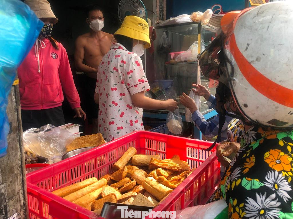 Không chỉ vàng mã, đồ chay cũng vô cùng đắt khách. Chị Bình, chủ một lò đậu hủ nóng gần chợ Hòa Bình (quận 5) cho biết, đã tăng sản lượng gấp đôi ngày thường nhưng vẫn không đủ bán cho khách.
