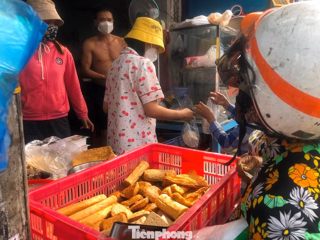 Không chỉ vàng mã, đồ chay cũng vô cùng đắt khách. Chị Bình, chủ một lò đậu hủ nóng gần chợ Hòa Bình (quận 5) cho biết, đã tăng sản lượng gấp đôi ngày thường nhưng vẫn không đủ bán cho khách.