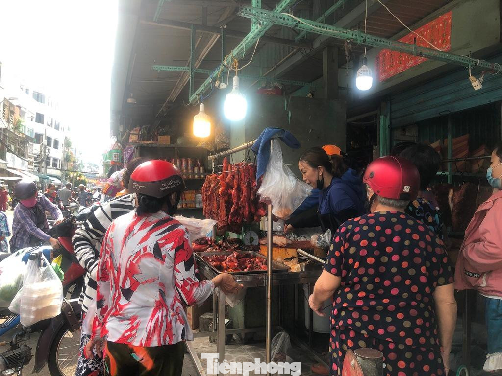 Heo quay được khách xếp hàng chờ mua tại một quầy hàng ở chợ Thiếc (quận 11)