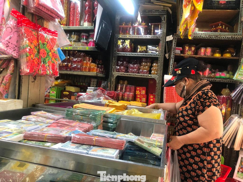 Ghi nhận tại nhiều quầy hàng kinh doanh vàng mã trong chợ, chủ hàng bày biện đủ các sản phẩm từ tiền vàng, giấy tờ, vàng nén, nhang, đèn… đến các sản phẩm hiện đại như nhà lầu, ô tô, thuyền rồng, trực thăng… Dù đông nhưng nhiều người vẫn kiên nhẫn đứng đợi nhân viên tìm đúng món cần mua và tính tiền.