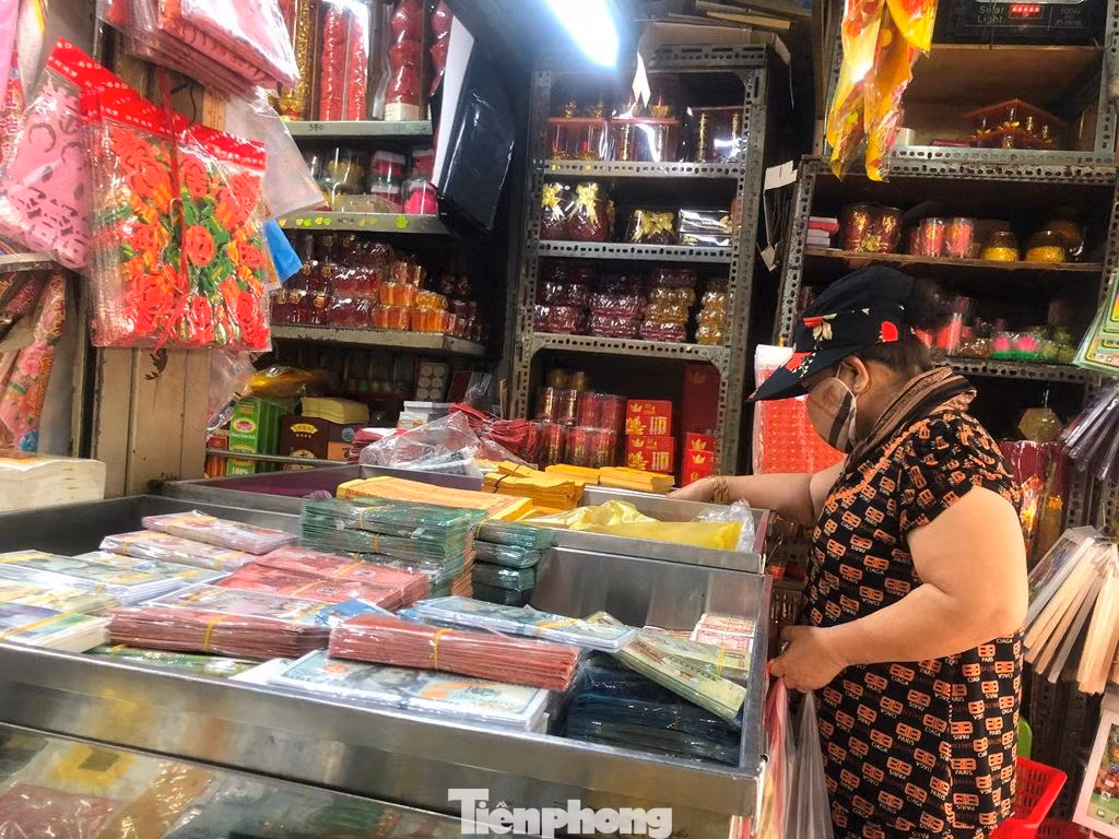 Ghi nhận tại nhiều quầy hàng kinh doanh vàng mã trong chợ, chủ hàng bày biện đủ các sản phẩm từ tiền vàng, giấy tờ, vàng nén, nhang, đèn… đến các sản phẩm hiện đại như nhà lầu, ô tô, thuyền rồng, trực thăng… Dù đông nhưng nhiều người vẫn kiên nhẫn đứng đợi nhân viên tìm đúng món cần mua và tính tiền.
