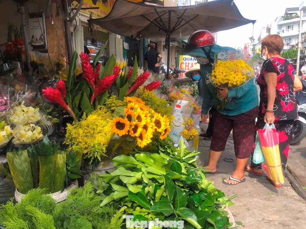“Hôm nay tôi tranh thủ đi chợ sớm để mua được hàng tươi ngon, đẹp mắt bày mâm ngũ quả trưng trên bàn thờ, nếu để chiều nay mới mua chắc không còn hàng. Mỗi năm chỉ có một vài dịp lễ lớn, trong đó có lễ Vu Lan nên kiểu gì cũng phải mua hoa trái, dù giá có cao hơn mọi ngày” – chị Lê Thị Hạnh (ngụ đường Thành Thái, quận 10) bộc bạch.