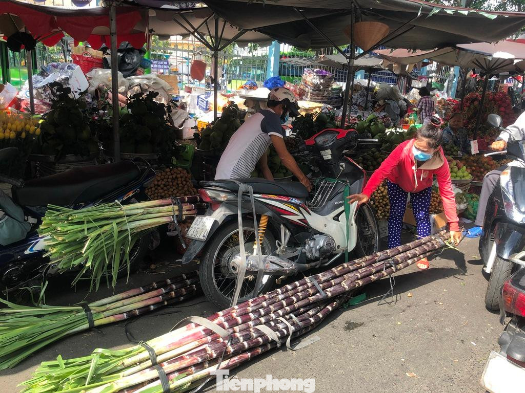 Mía cây đắt hàng, giá từ 30.000 đồng/cây nhưng tiểu thương cũng chỉ có số lượng ít